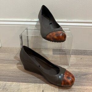 Brown Crocs Wedge Shoes with Tortoise Shell Toe size 7
